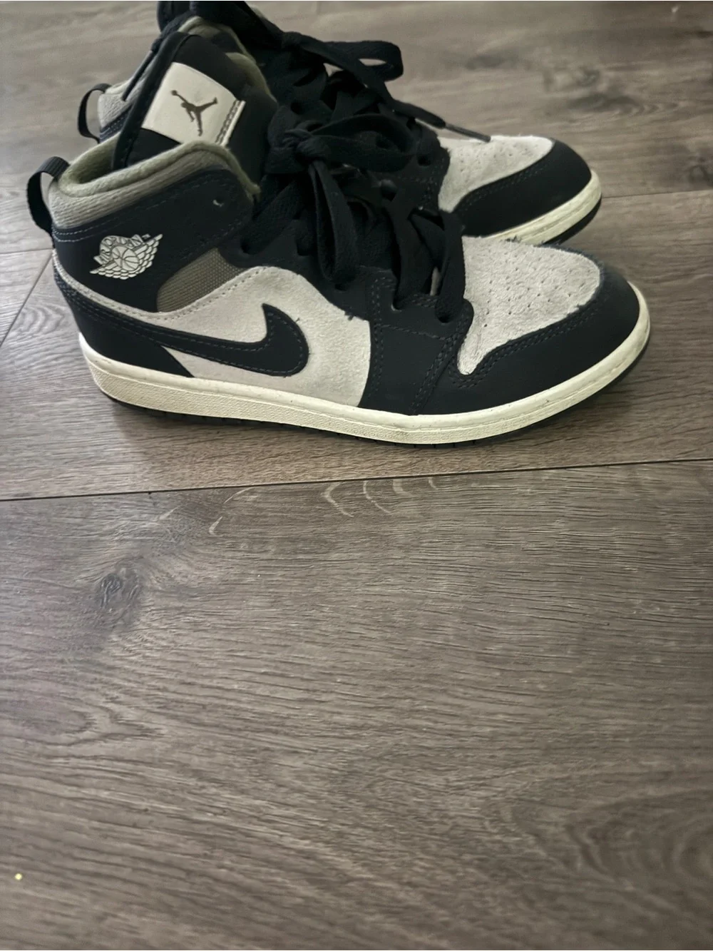 Nike Air Jordan retro 1 Mid SE Sneakers in Black and Light Gray